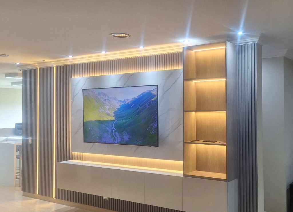 Proyecto Real Multirem — Centro de TV con Wall Panel Acanalado y Luces LED