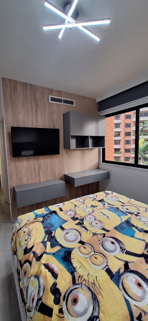 Panel de TV para dormitorio en Wall Panel acanalado madera con escritorio y repisas flotantes en gris