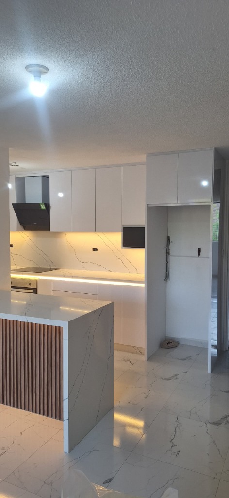 Proyecto Real Multirem — Cocina de Lujo con Isla de Cuarzo y Detalle Acanalado
