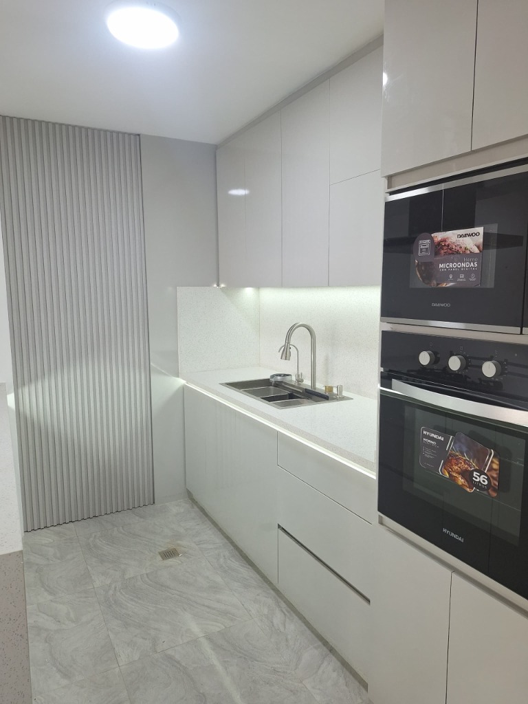 Cocina moderna con torre de hornos integrada Daewoo y Hyundai y panel acanalado