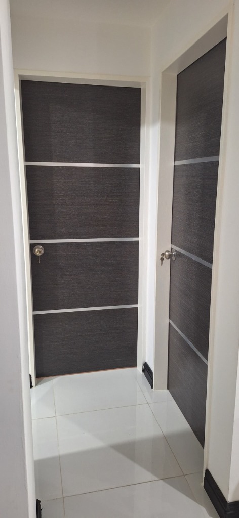 Puertas decorativas de habitación en acabado madera oscura con líneas metálicas